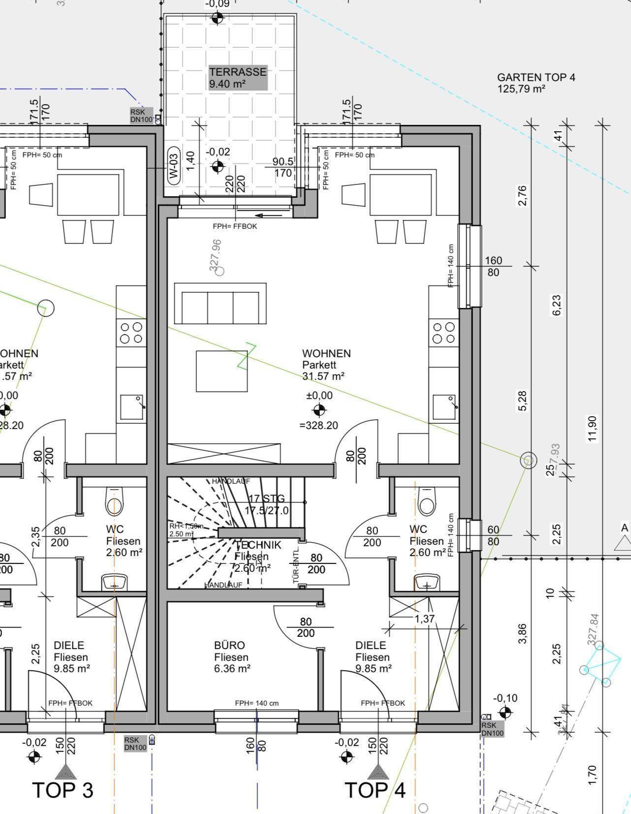 Detaillierter Grundriss des Erdgeschosses mit Wohnbereichen, Küchen und einer Terrasse für Top 4.