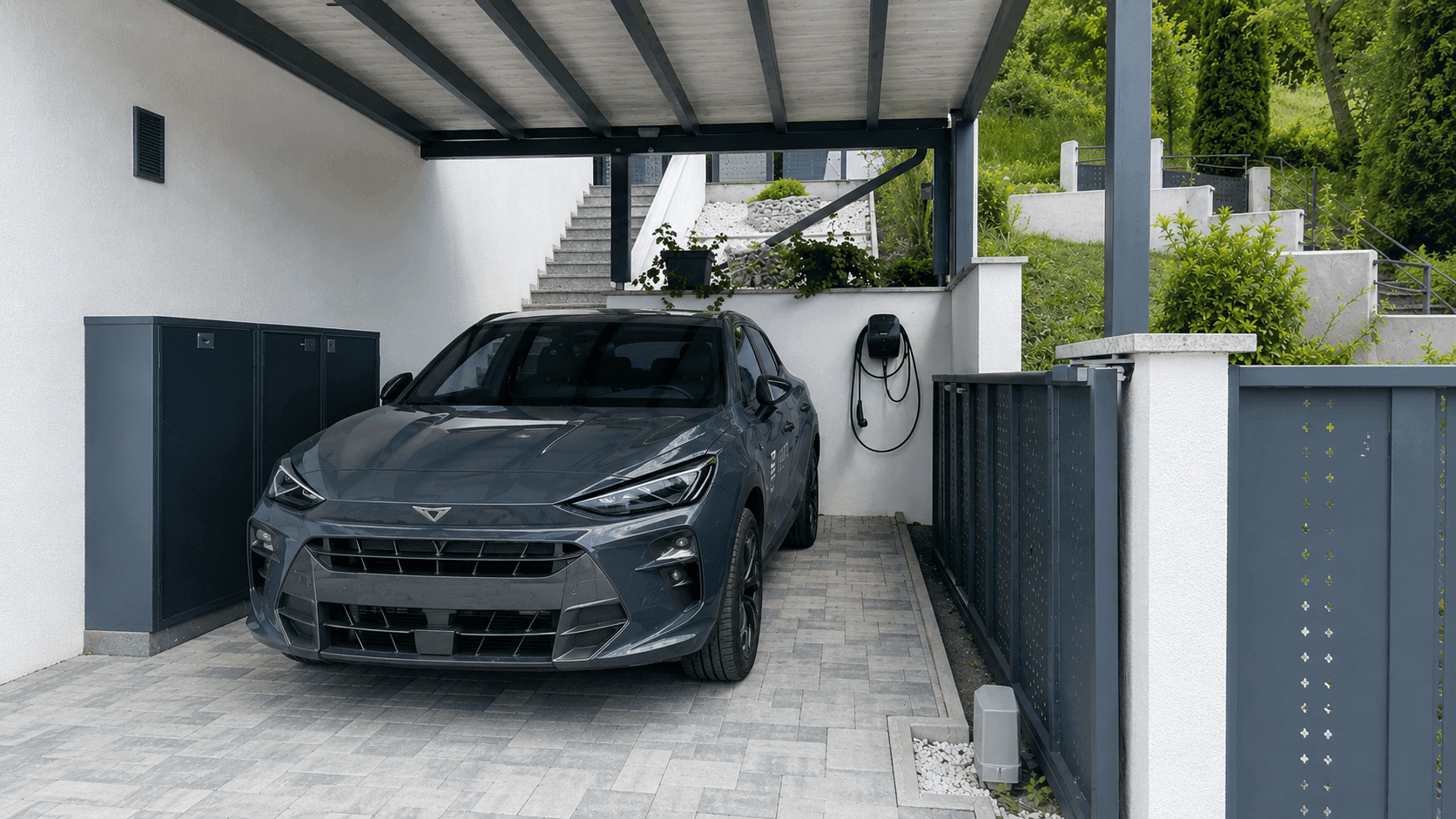Moderner Carport mit Elektroauto und Ladestation auf gepflasterter Auffahrt.