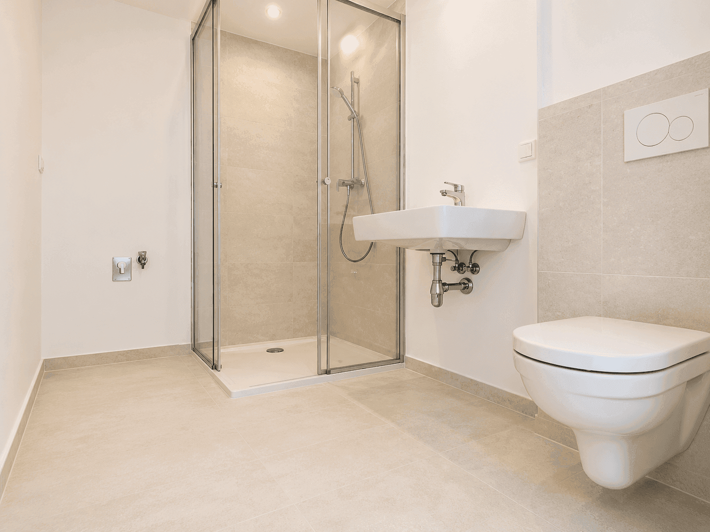 Modernes Badezimmer mit begehbarer Dusche, Wand-WC und hellen Fliesen.