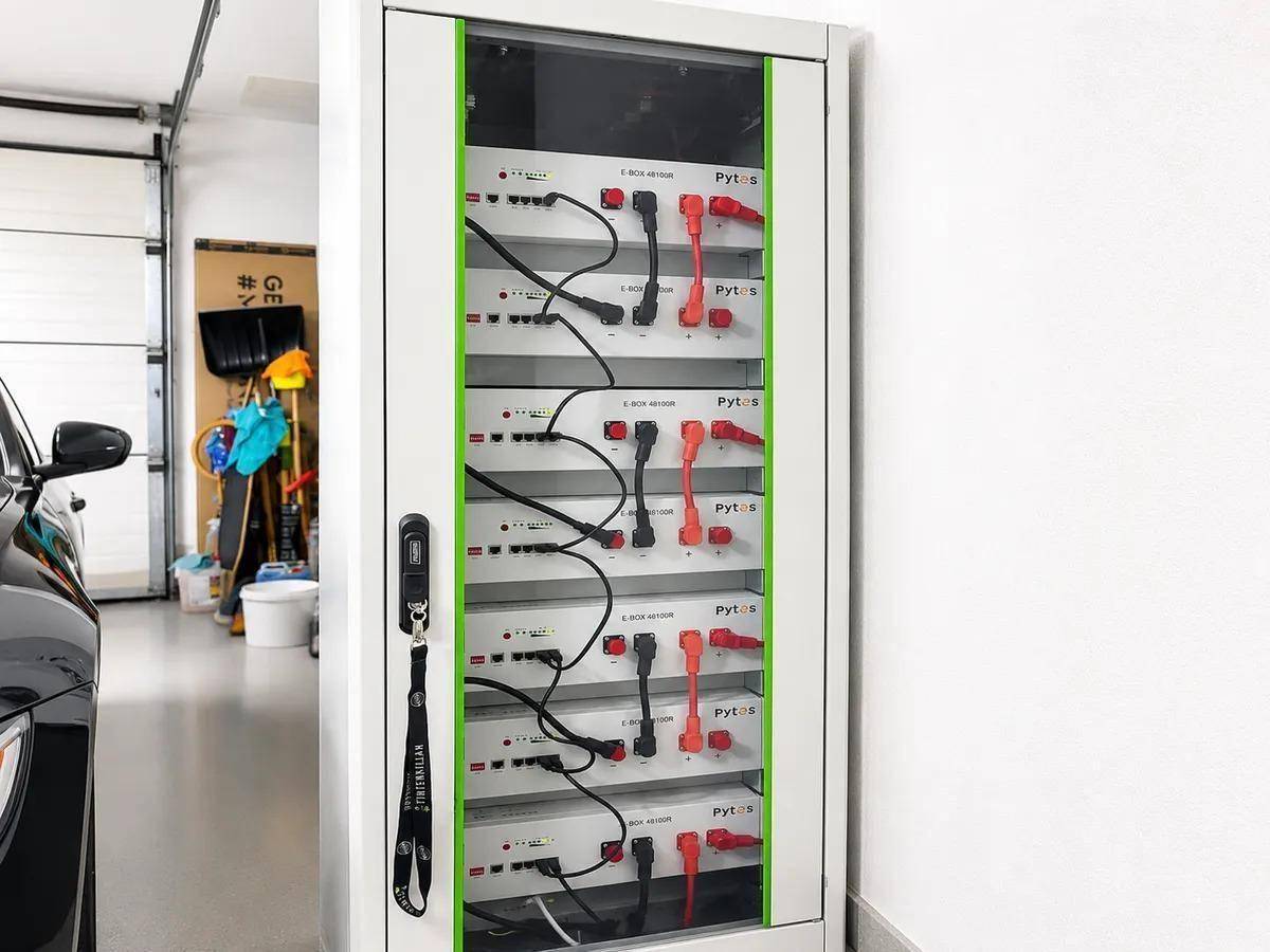 Technikraum mit Batteriespeichersystem für die Energieversorgung des Hauses.