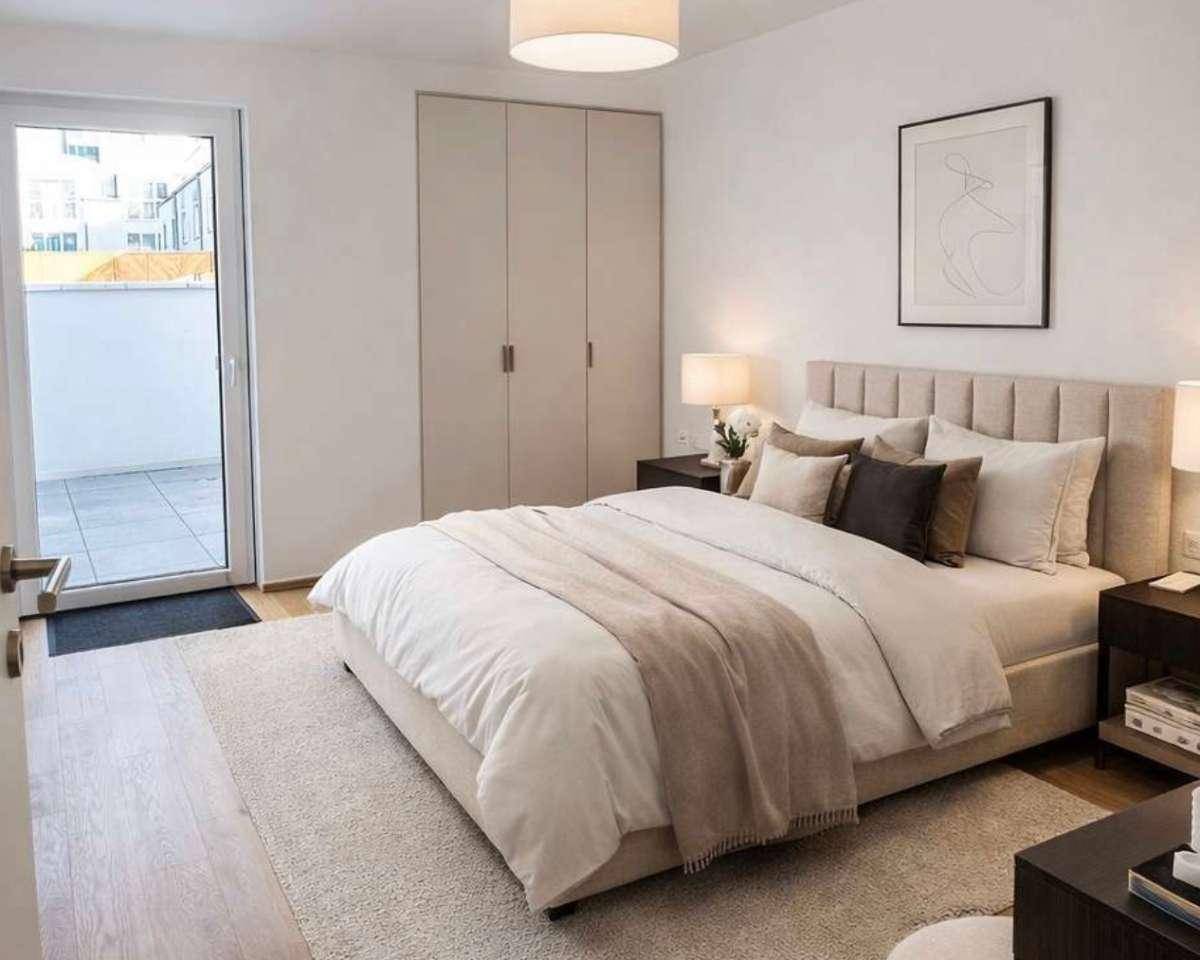 Modernes Schlafzimmer mit Holzboden, Einbauschrank und Zugang zur Terrasse.