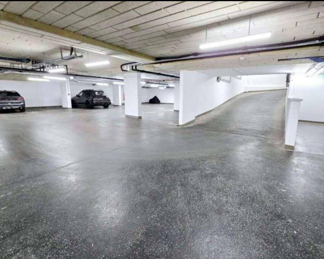 Geräumige Tiefgarage mit Rampe und ausreichend Stellplätzen.