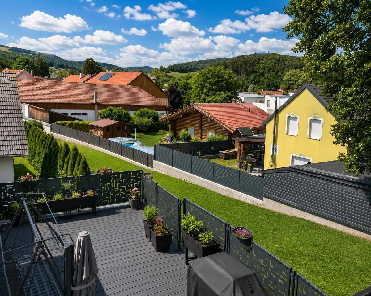 Terrasse mit weitem Blick über die Nachbarschaft und grüne Hügel.
