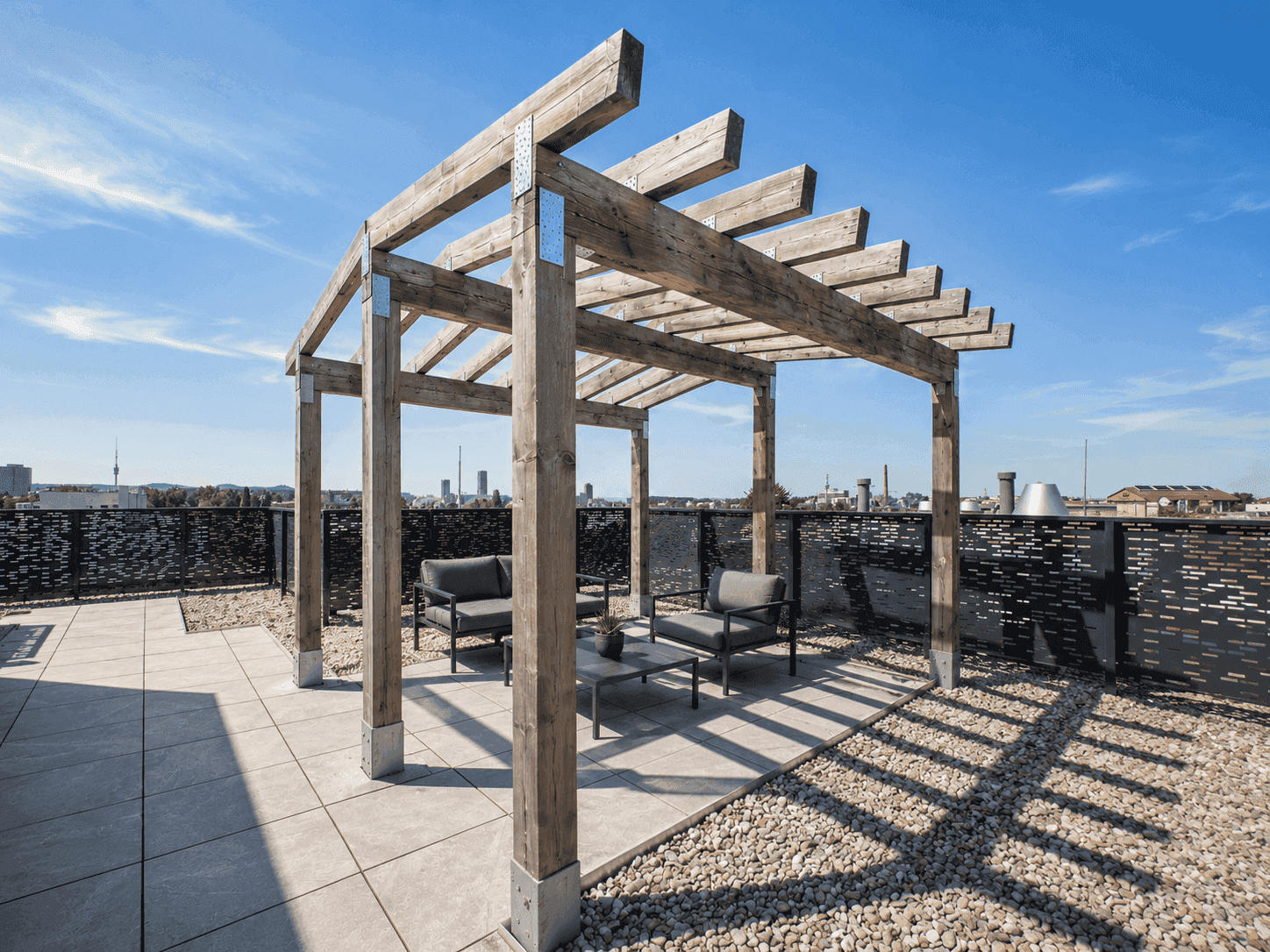 Geräumige Dachterrasse mit Holzpergola, bequemen Outdoor-Möbeln und Stadtblick.