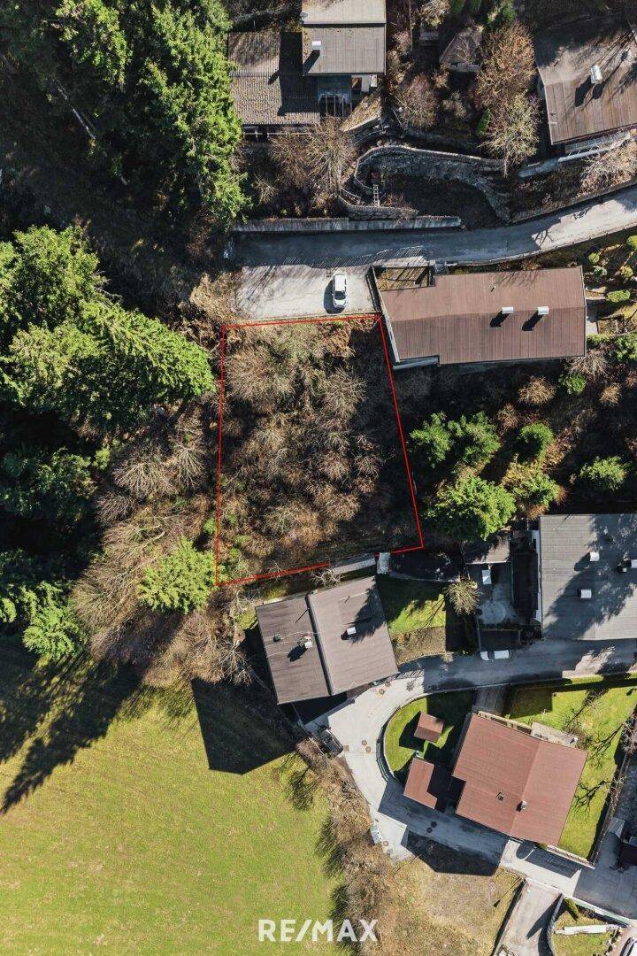 Übersicht aus der Vogelperspektive des Grundstücks mit angrenzenden Gebäuden und Waldflächen.