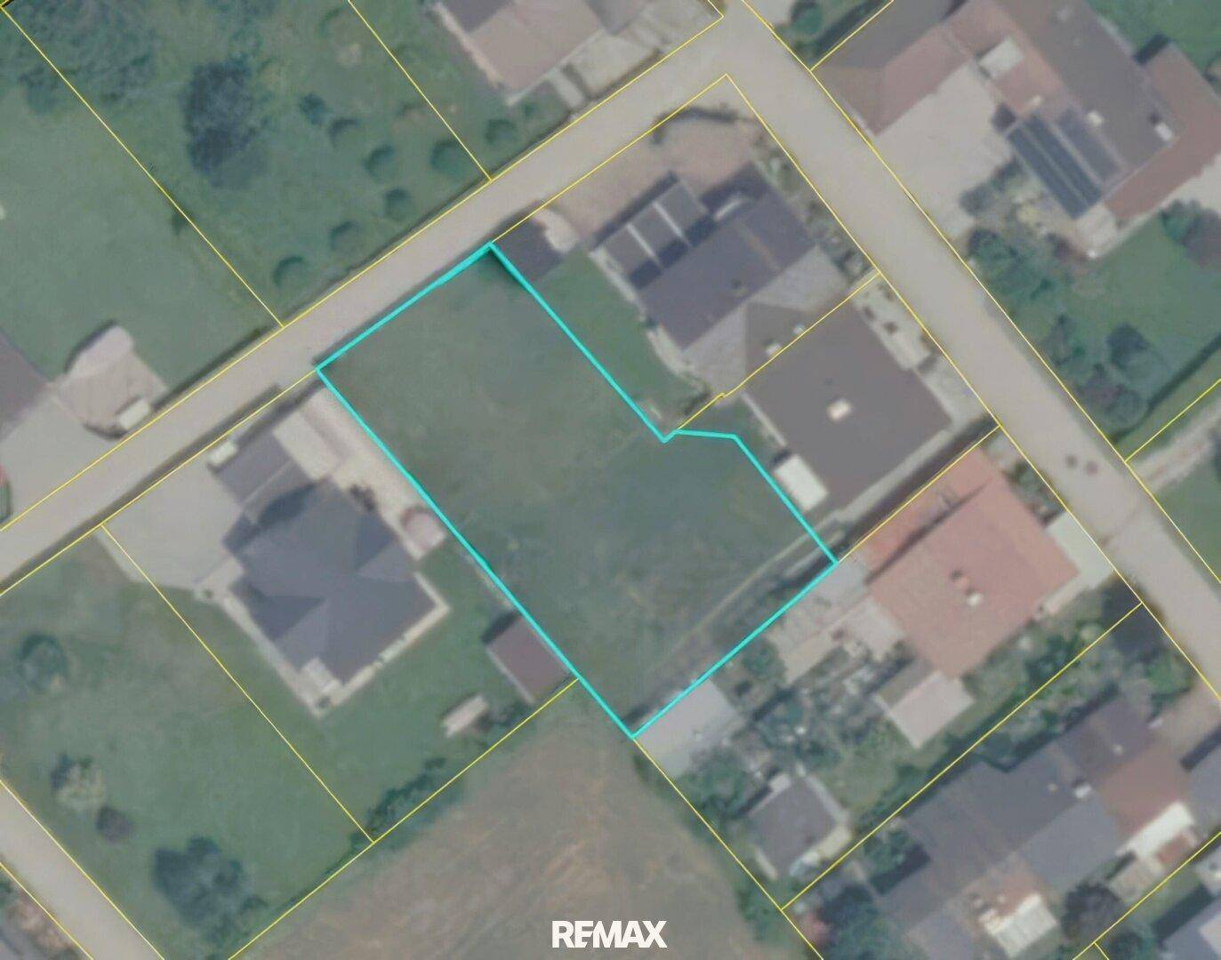 Katasterplan mit blau umrandetem Grundstück, zeigt die Parzellengrenzen und umliegende Bebauung.