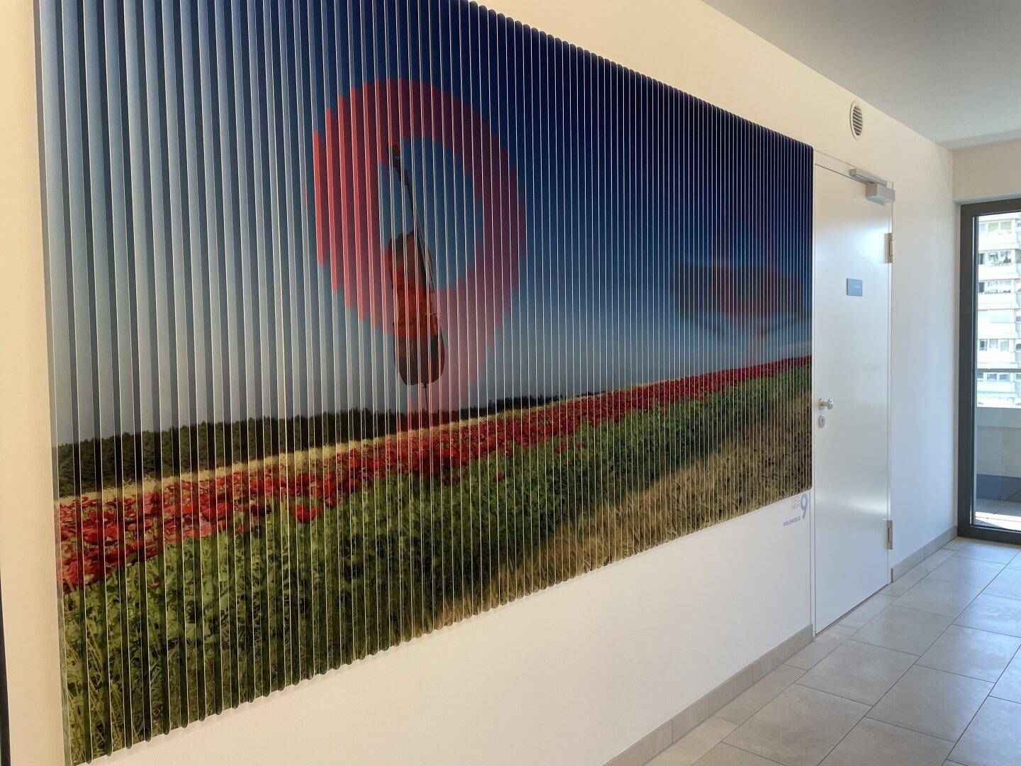 Heller Flur mit großformatigem Wandbild und Zugang zu Wohnungen.