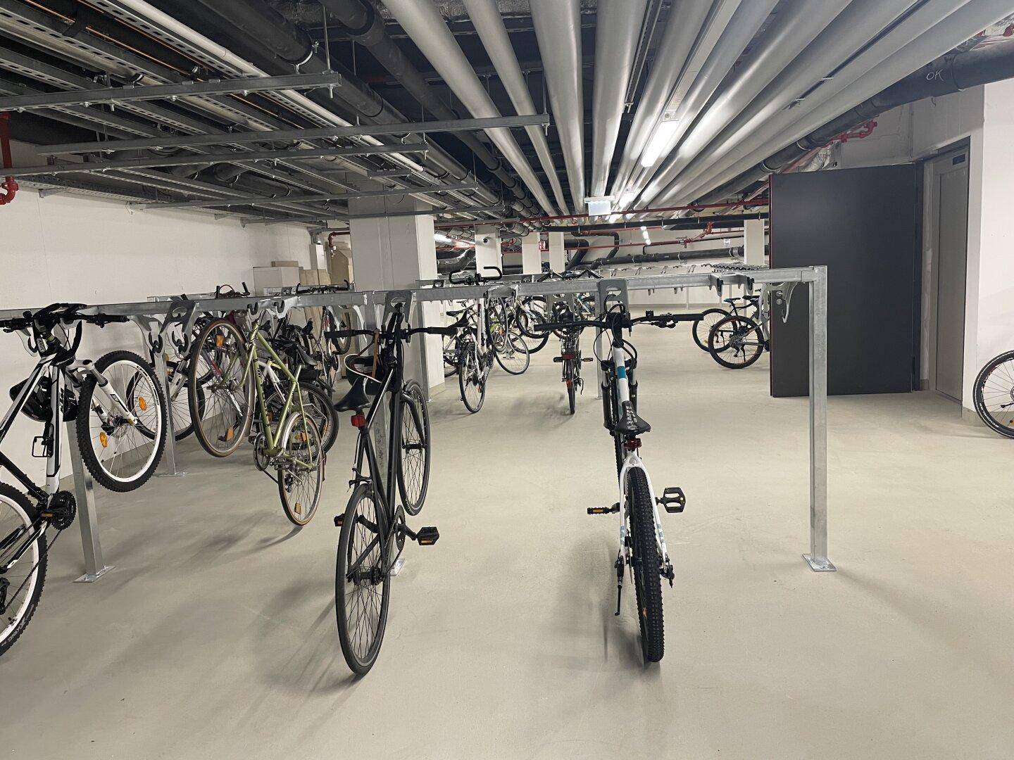 Fahrradabstellraum in der Tiefgarage mit praktischen Aufhängesystemen und guter Beleuchtung.