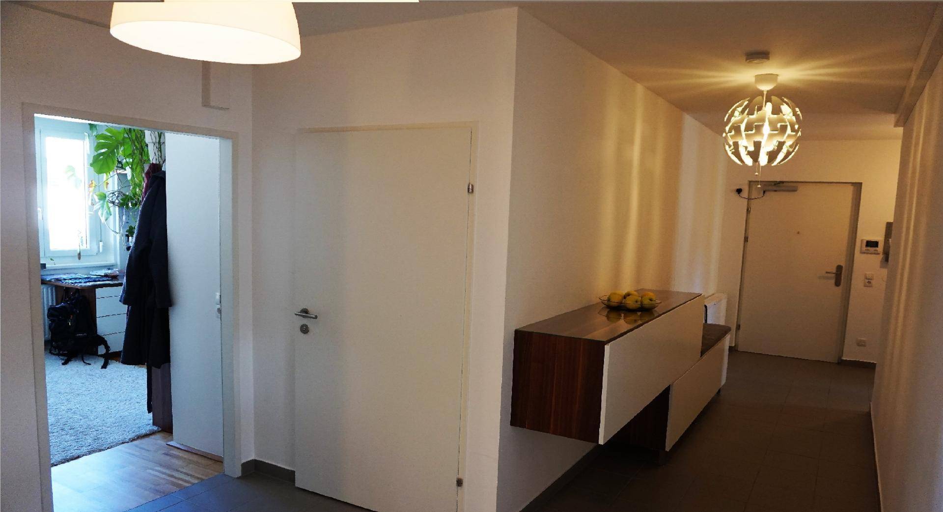 Einladender Flur mit moderner Beleuchtung und Zugang zu weiteren Räumen.