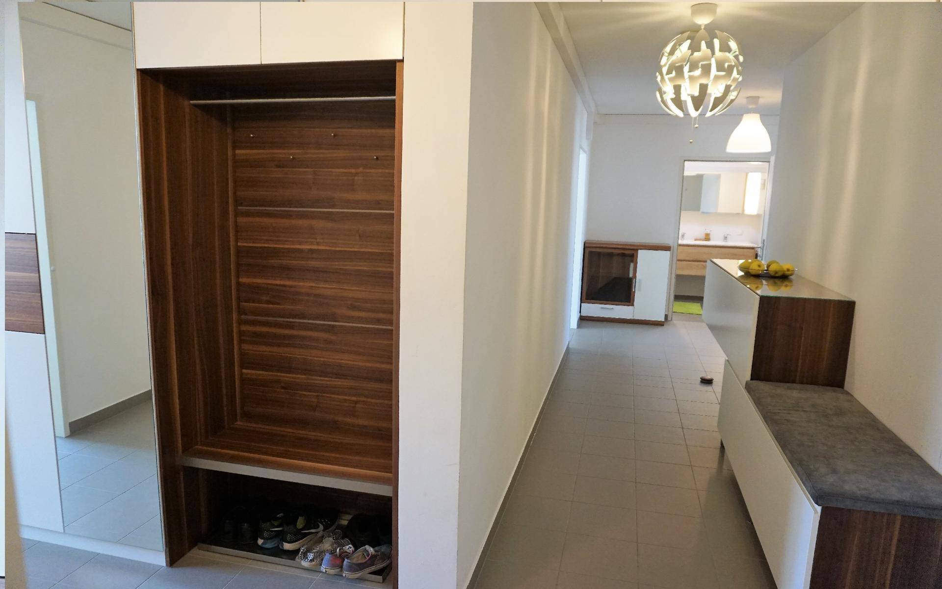 Heller Flur mit integriertem Garderobenschrank und praktischer Sitzbank.