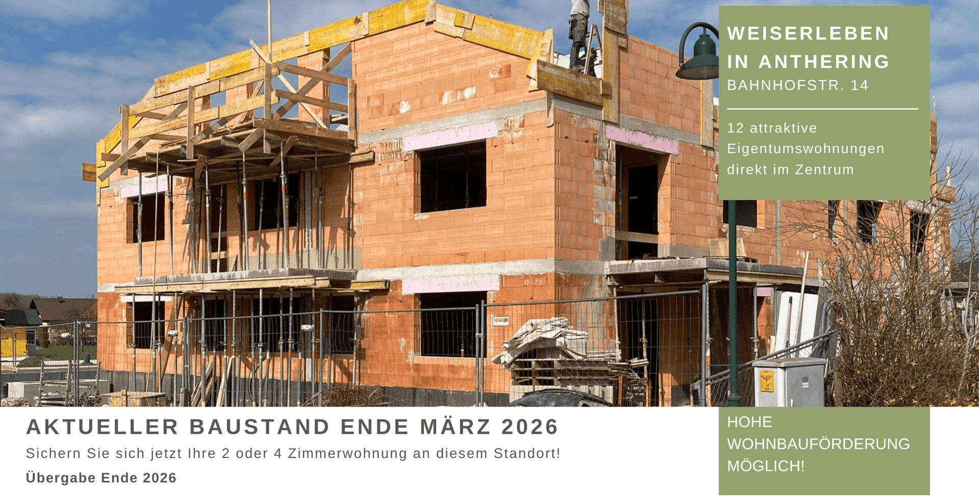 Neubau im Rohbauzustand mit sichtbaren Ziegelwänden und Baugerüst, der attraktive Eigentumswohnungen verspricht.