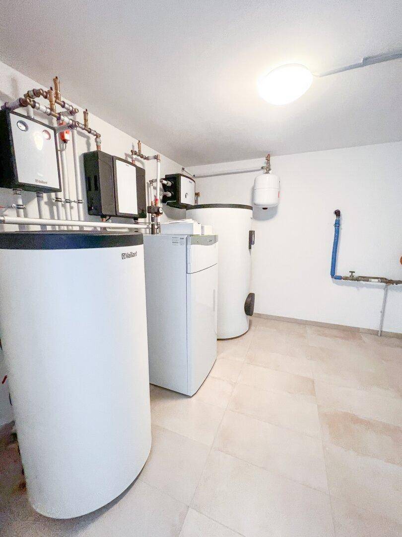 Technikraum im Keller mit modernen Heizungs- und Warmwasserspeichern.