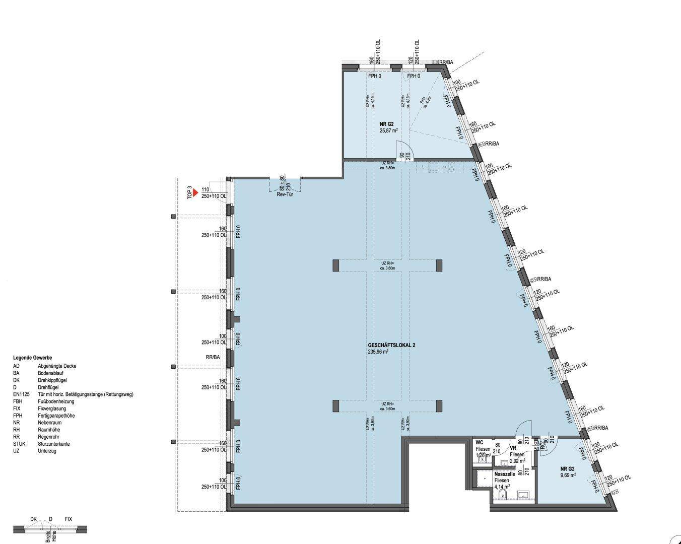 Grundriss eines Geschäftsraums mit mehreren Fenstern und separaten Sanitärbereichen.