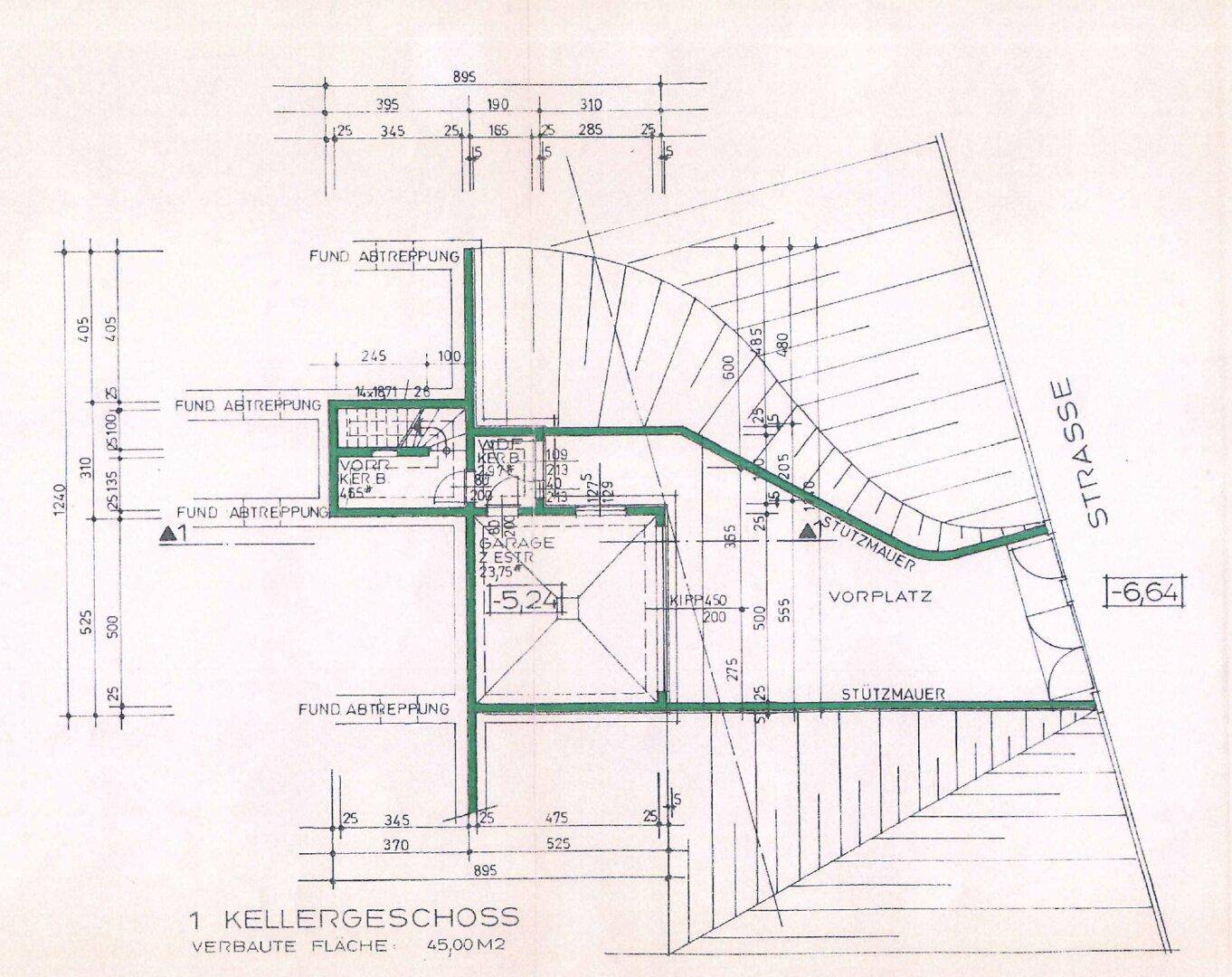 Grundriss des ersten Kellergeschosses mit Garage, Abstellräumen und Treppenabgängen.