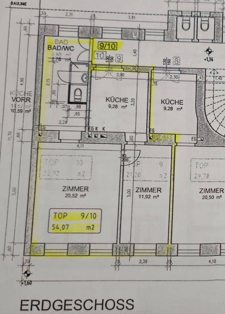 Grundriss des Erdgeschosses mit mehreren Zimmern, Küchen und einem Badezimmer mit WC.