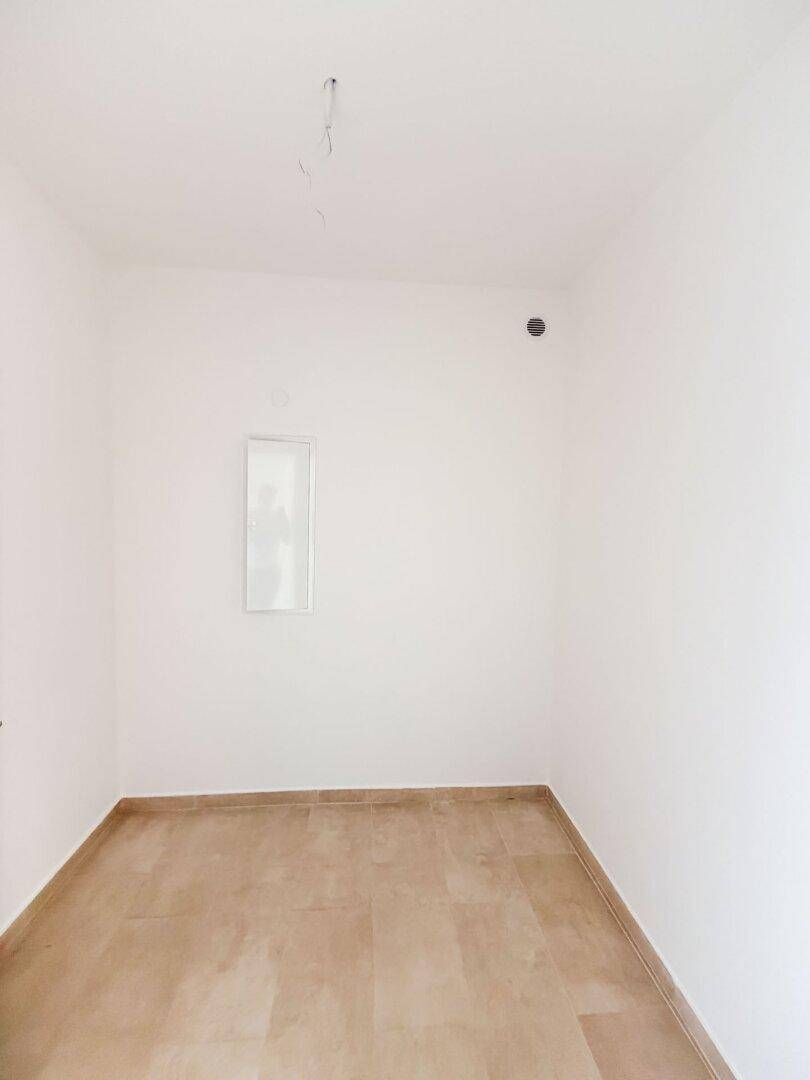 Kleiner, heller Raum mit Fliesenboden, ideal als Abstellraum oder Hauswirtschaftsraum nutzbar.