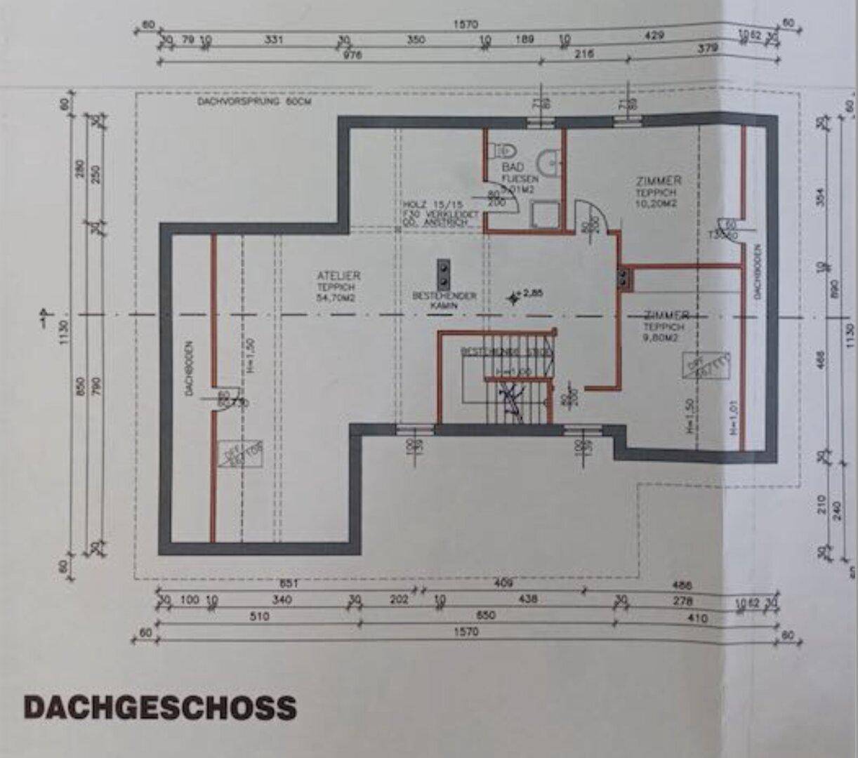 Grundriss des Dachgeschosses mit Atelier, mehreren Zimmern und einem Badezimmer.