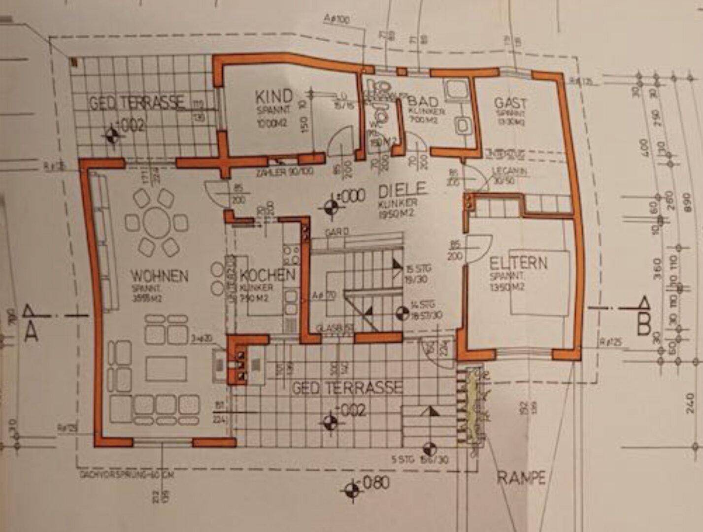 Grundriss des Erdgeschosses mit Wohn-, Ess- und Küchenbereich, Schlafzimmer, Bad und Terrasse.
