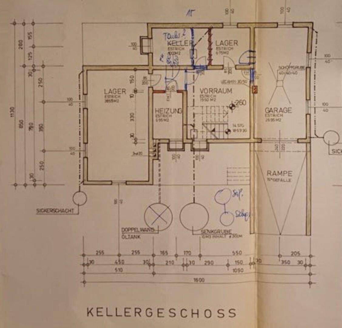 Grundriss des Kellergeschosses mit Lagerflächen, Heizungsraum, Garage und einer Rampe.