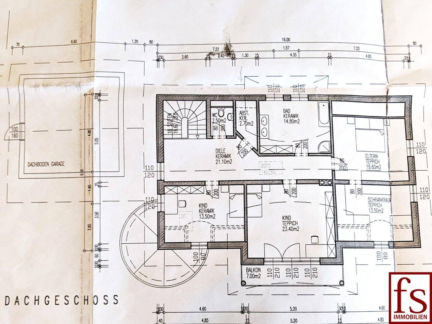 Grundriss des Dachgeschosses mit Schlafzimmern, Bad, Diele und Balkon.