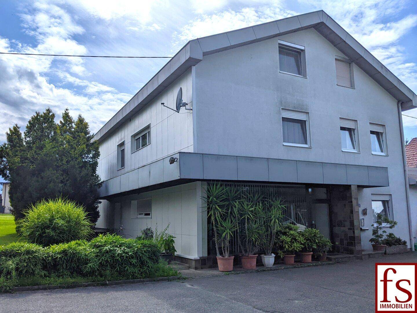GROSSES WOHN- / GESCHÄFTSHAUS mit angebauter Halle - Ansicht 4