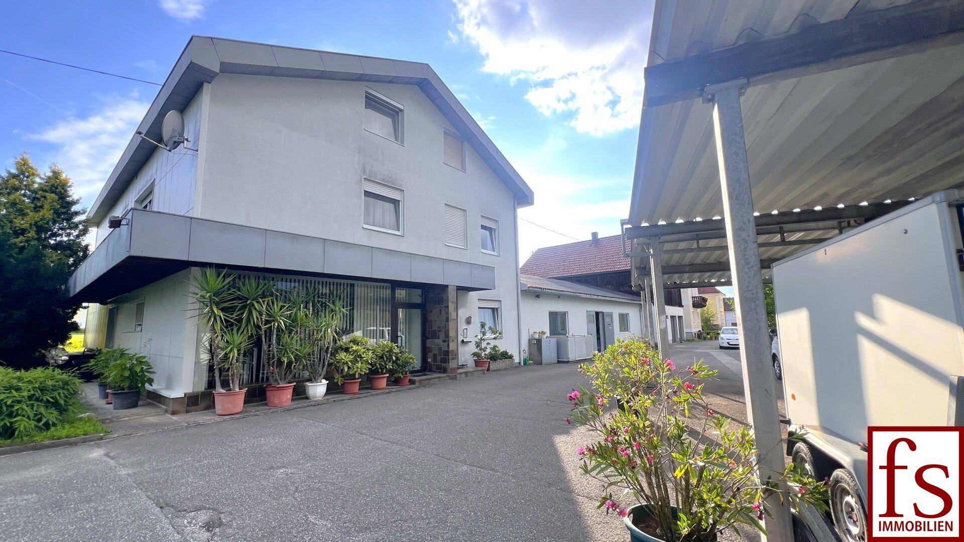 Eingangsbereich des Hauses mit Zufahrt und angrenzendem Carport.