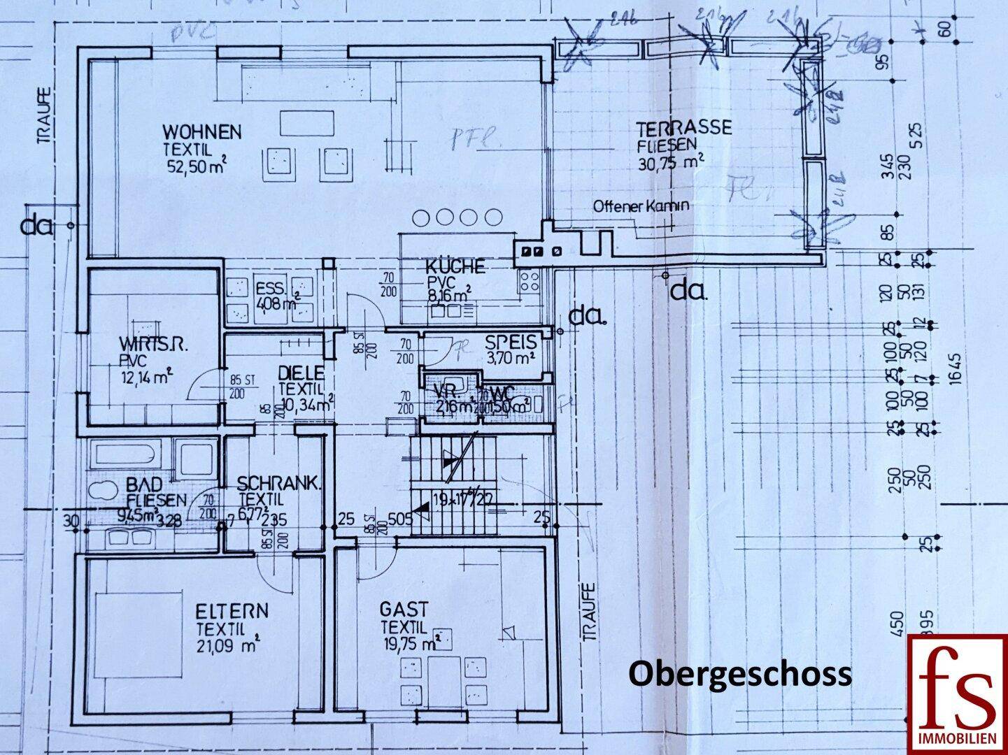 Grundriss des Obergeschosses mit Wohnbereich, Küche, Schlafzimmern und Terrasse.