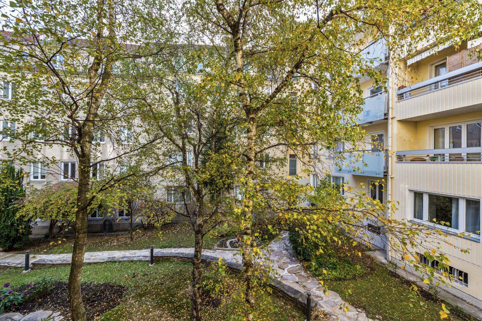 Die Aussicht vom Balkon auf den Innenhof