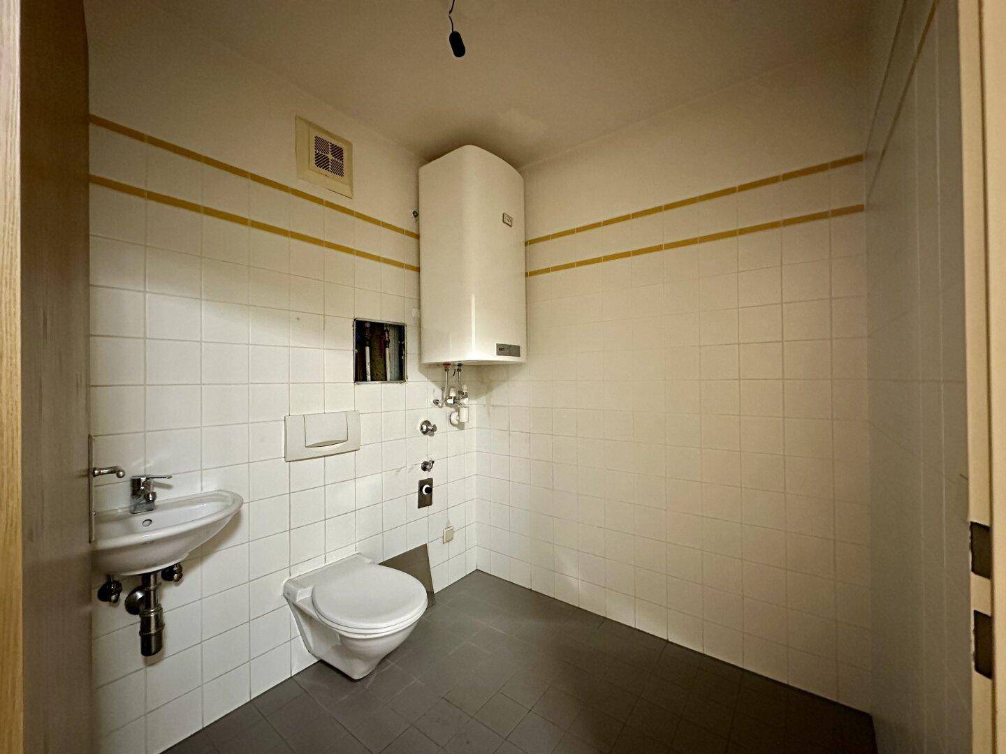 separate Toilette + Waschmaschinenanschluss