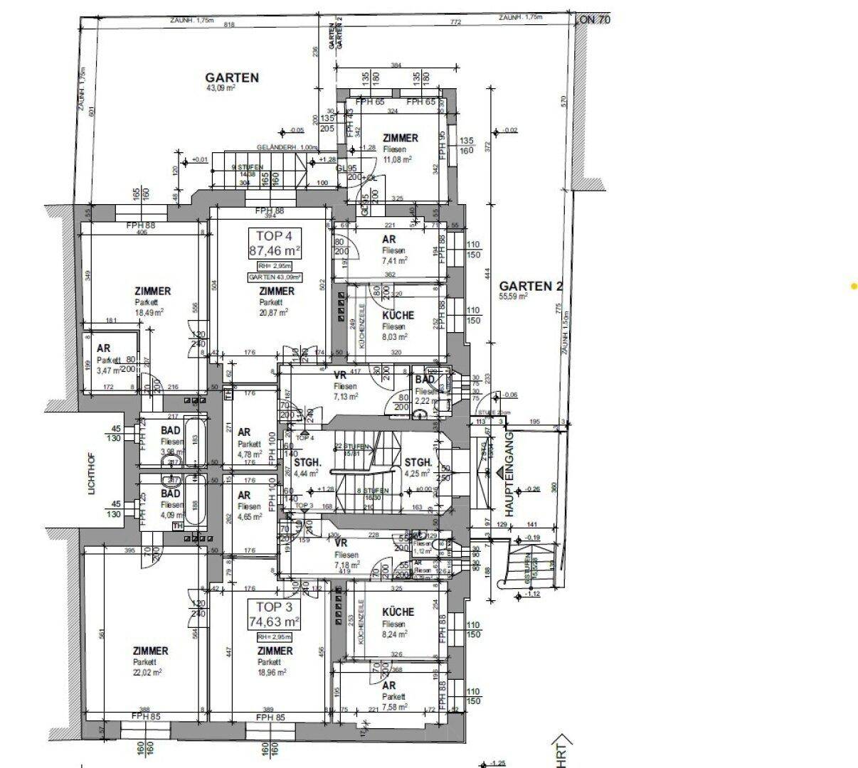 Detaillierter Grundriss mit mehreren Wohneinheiten, Gärten und Zimmeraufteilung.