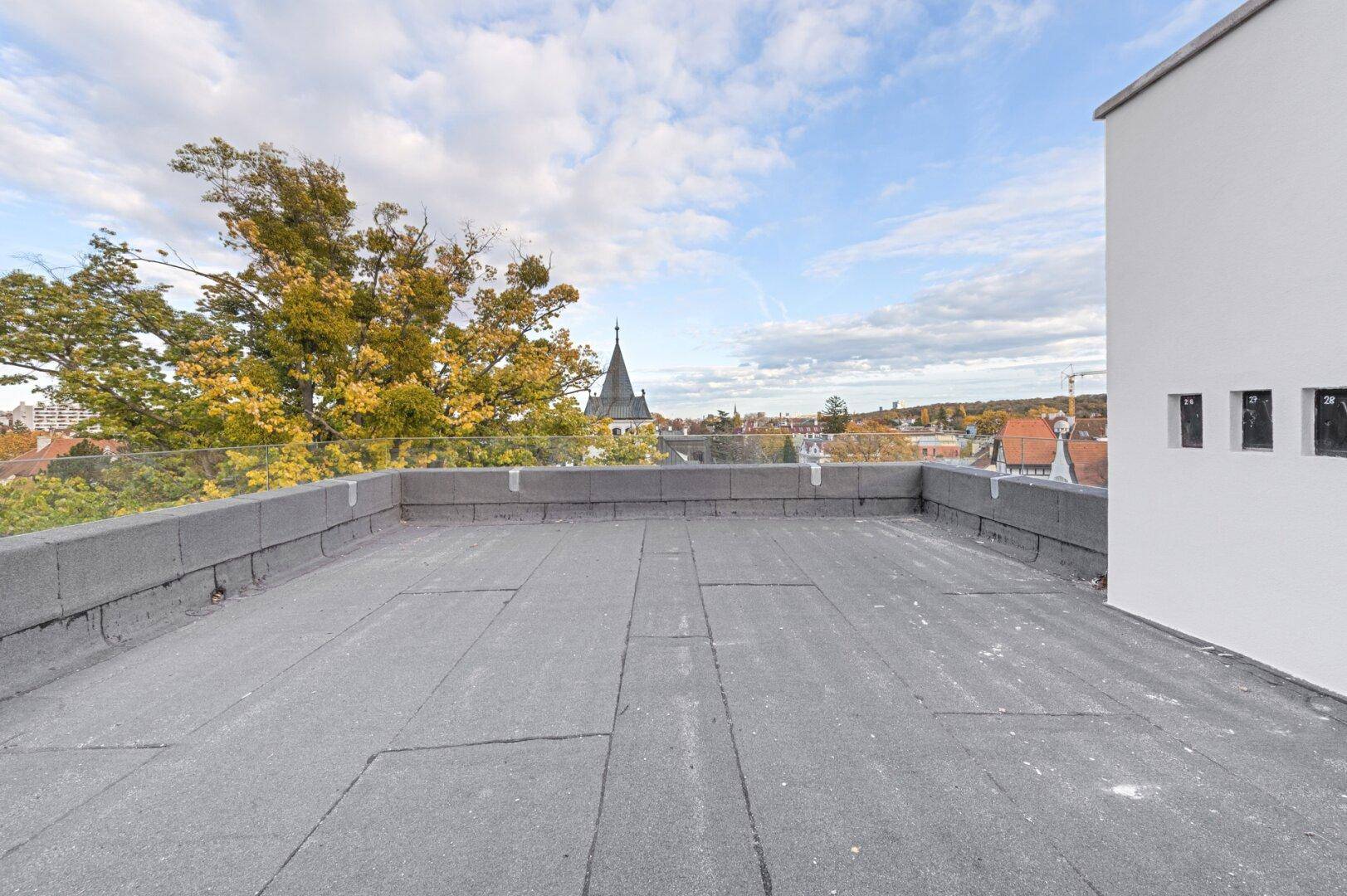 Unmöblierte Dachfläche mit weitem Blick, bereit für die Gestaltung einer Terrasse.
