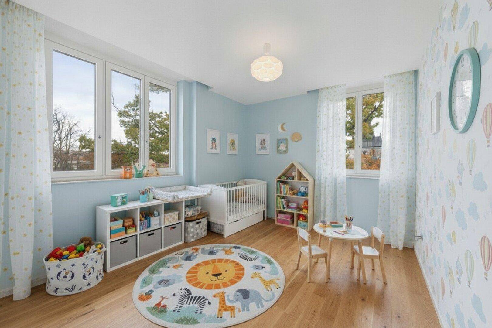 Freundliches Kinderzimmer mit hellblauen Wänden, Holzboden und kindgerechter Einrichtung.