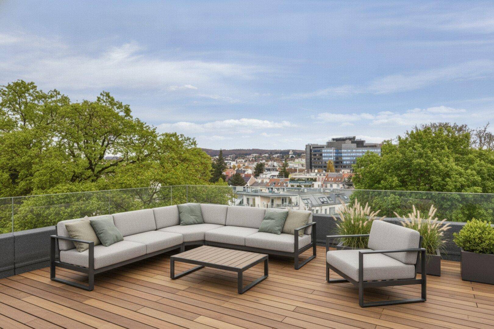 Möblierte Dachterrasse mit Holzboden, bequemen Sitzgelegenheiten und weitem Blick über die Stadt und Bäume.