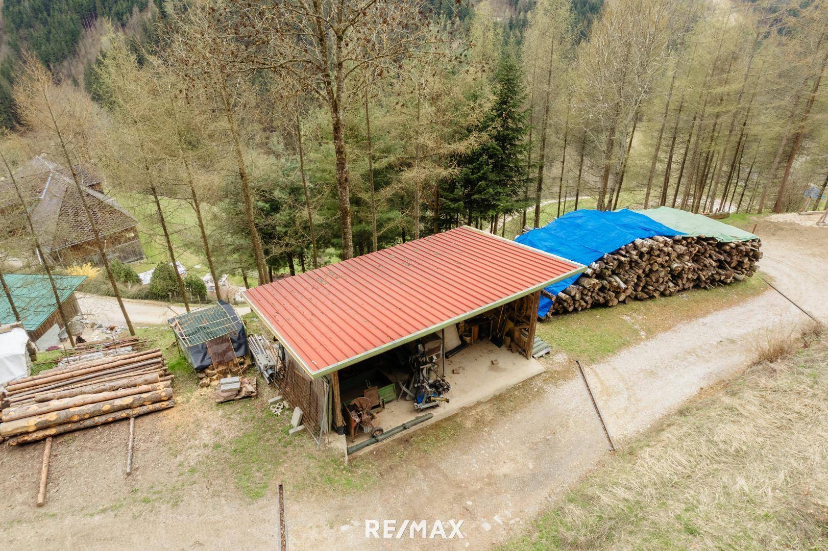 Maschinenhütte samt Holzlagerungsplatz