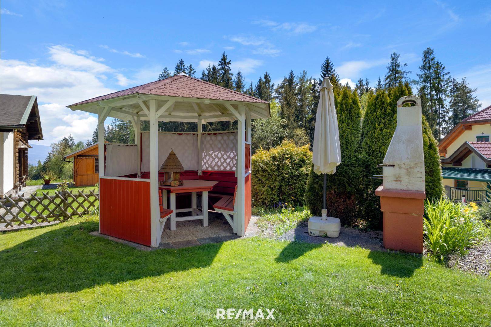 Pavillon mit Grill