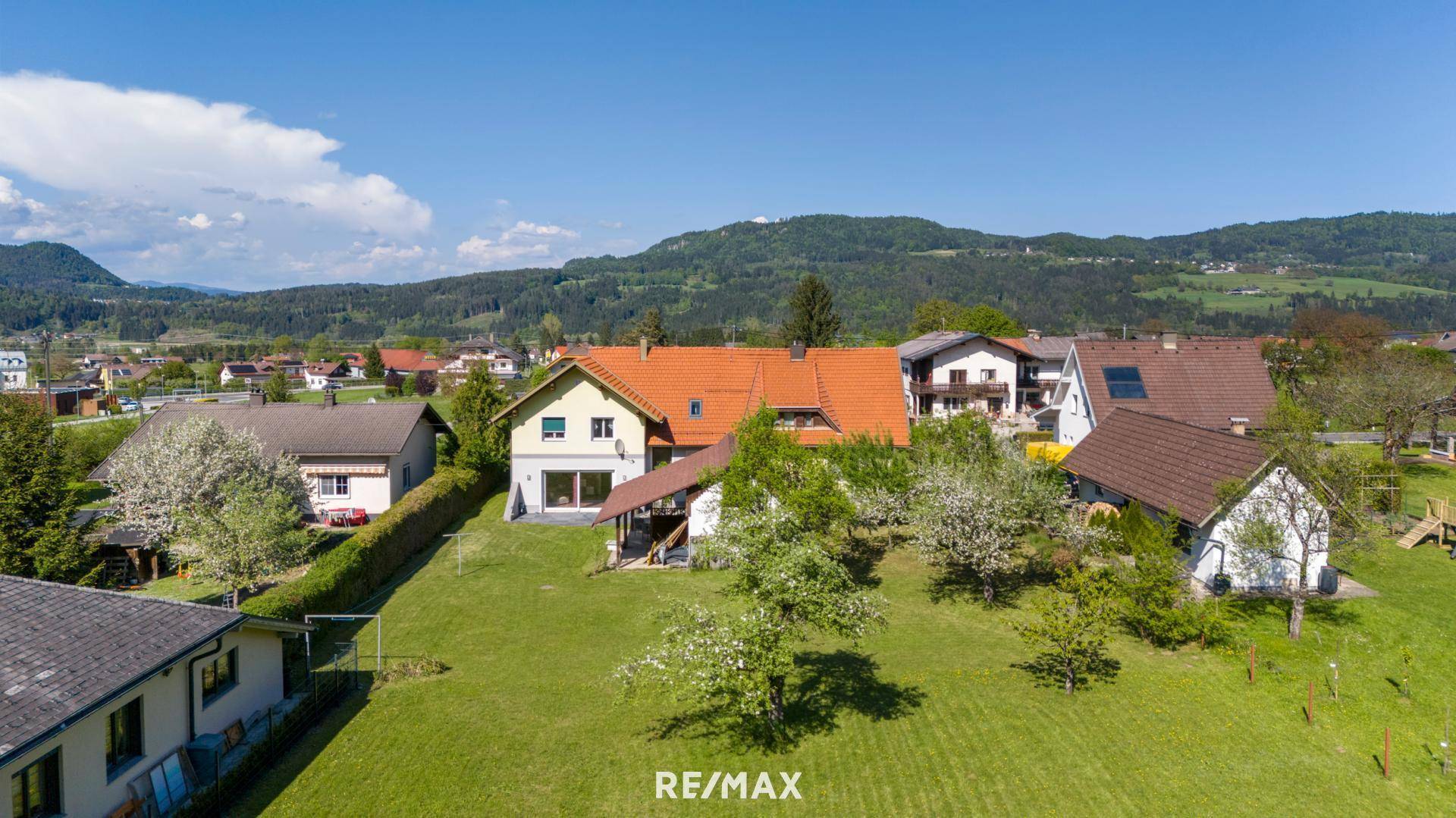Ansicht Haus samt Grundstück