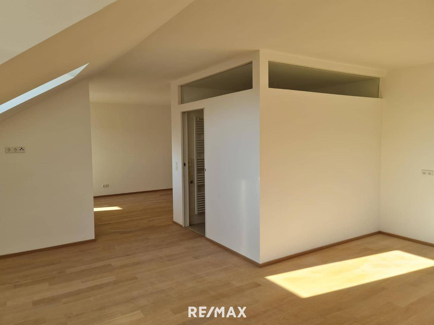 Wohn-/Schlafbereich samt Badezimmer