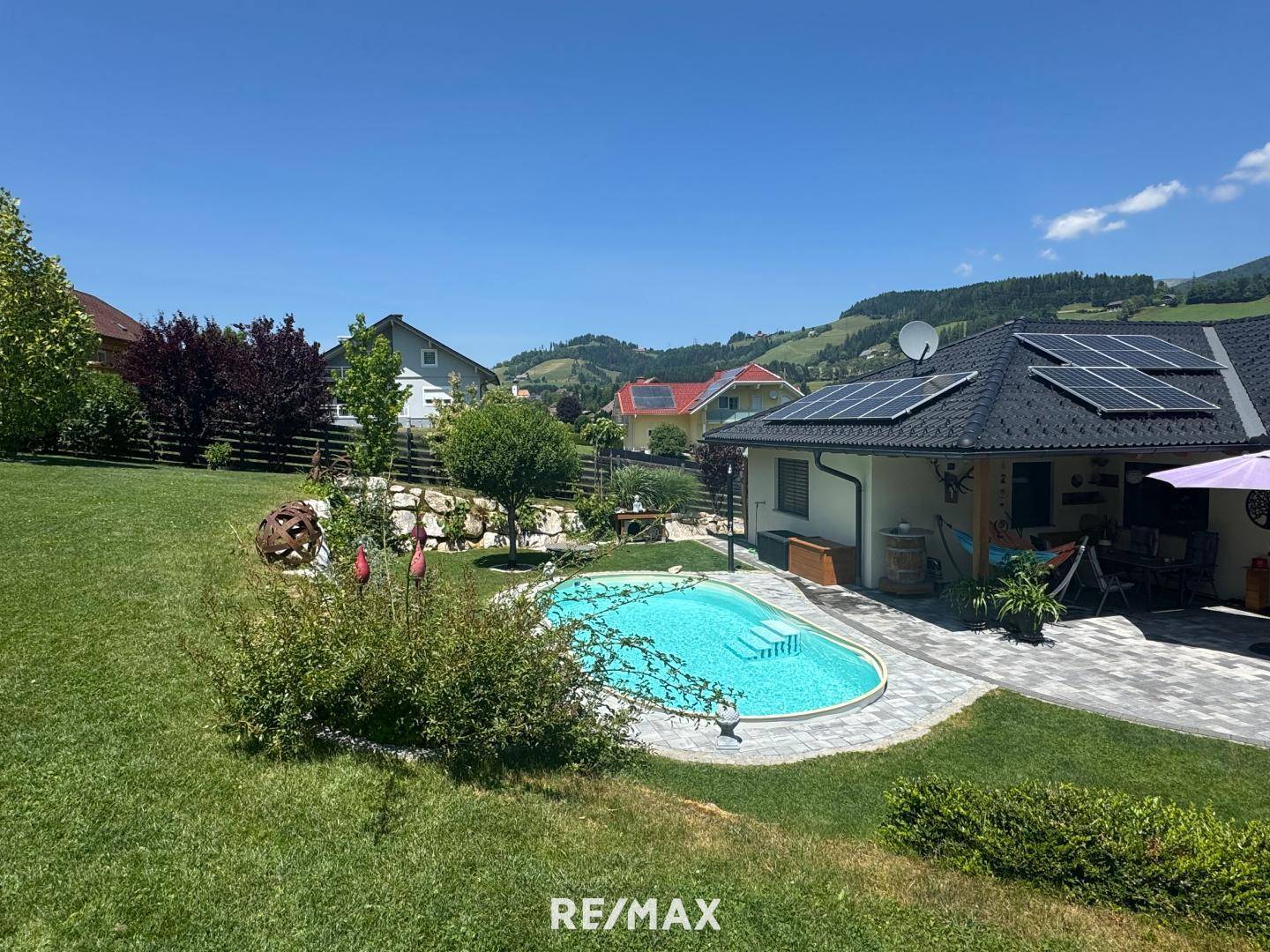 Pool samt Haus