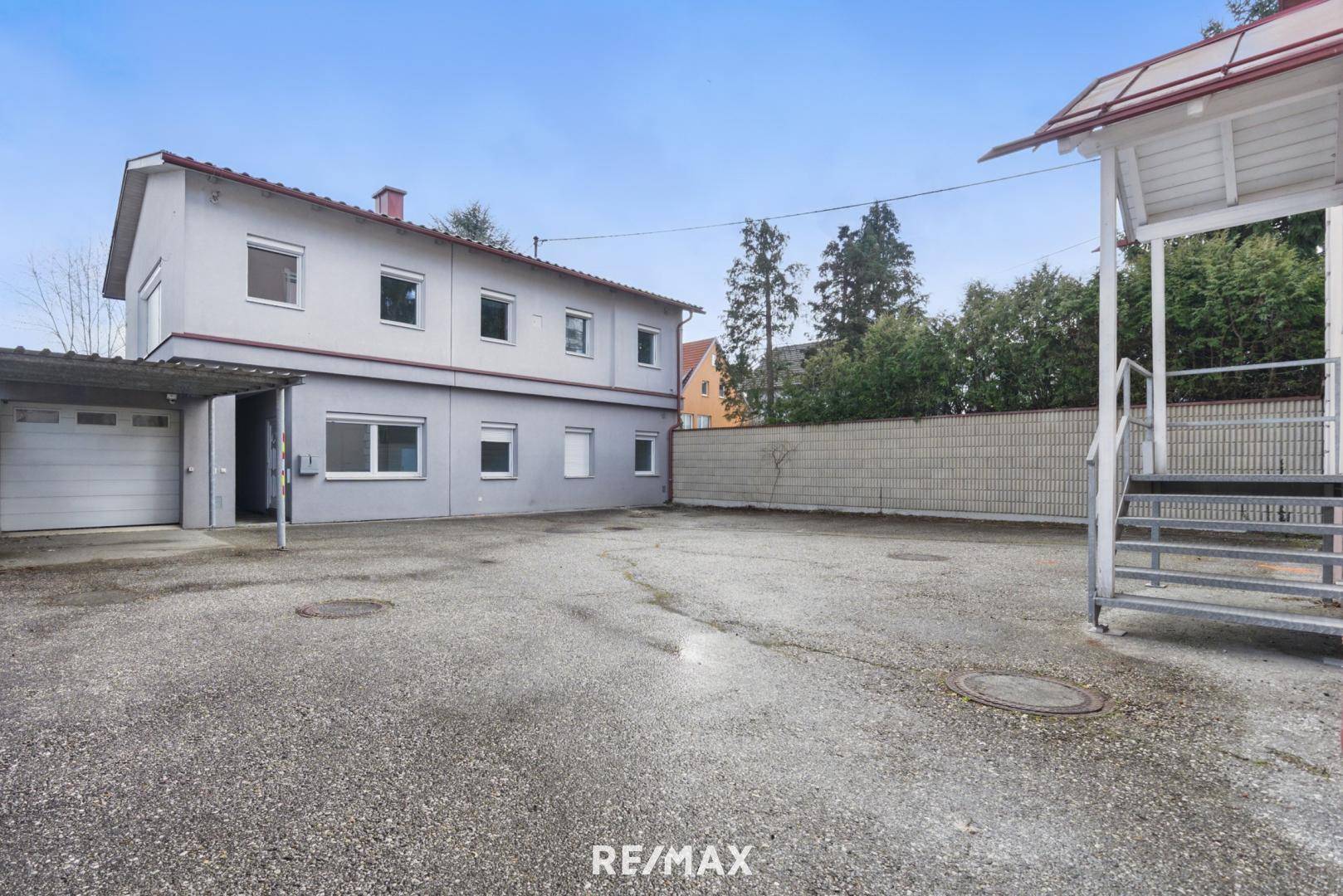 Innenhof mit Garage und Parkplätzen