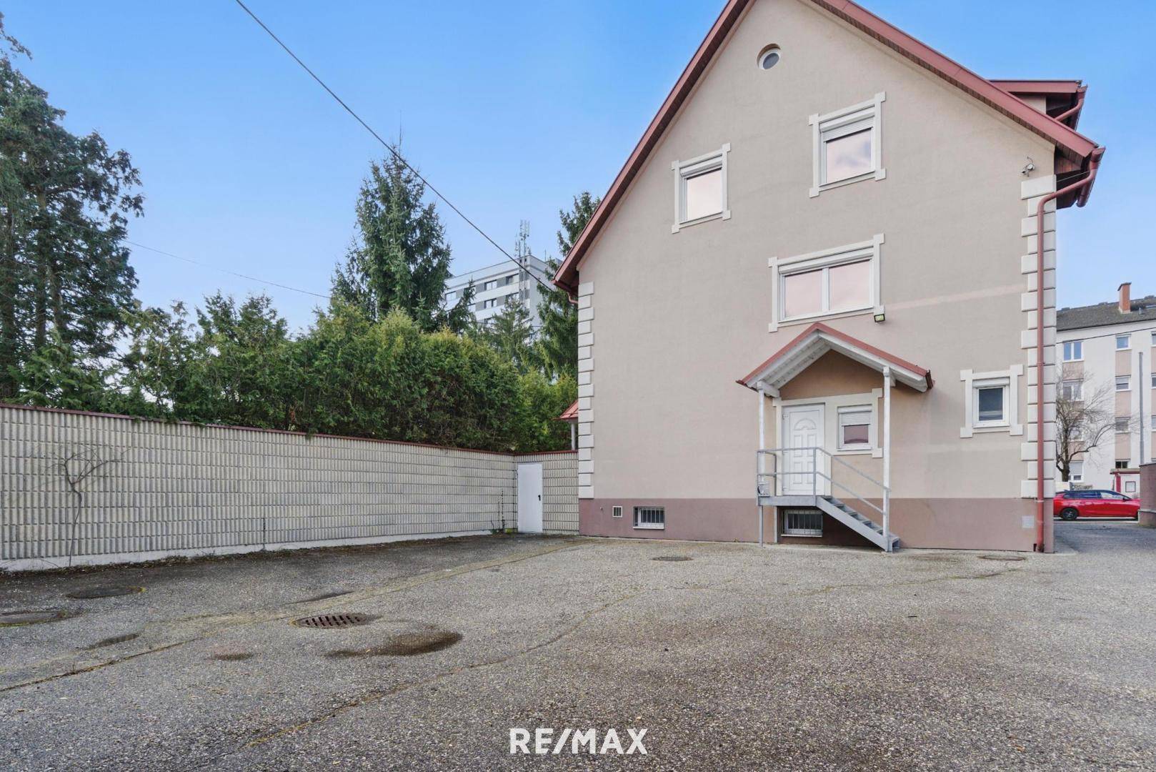 Haus 1 mit Parkplatz