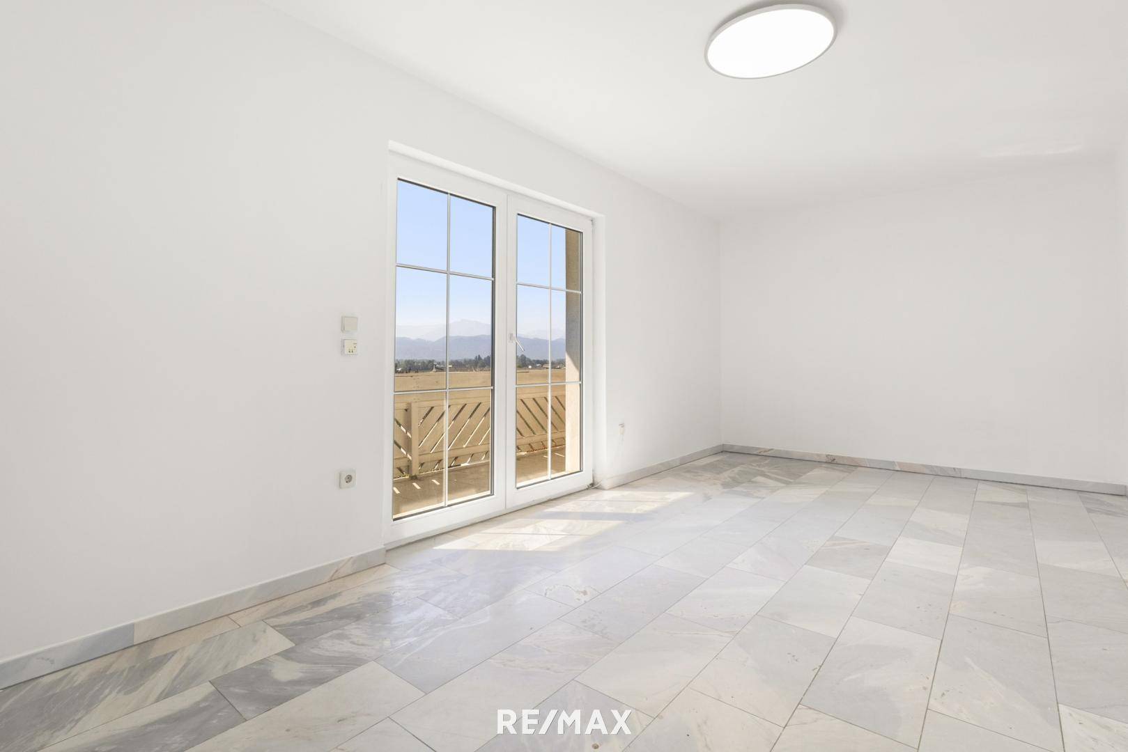 Zimmer mit Zugang Balkon