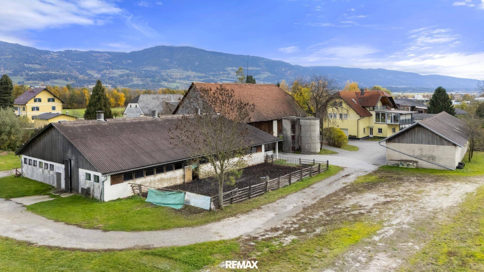 Luftaufnahme des gesamten Anwesens mit Wohnhaus, Wirtschaftsgebäuden und weitläufigen Flächen.
