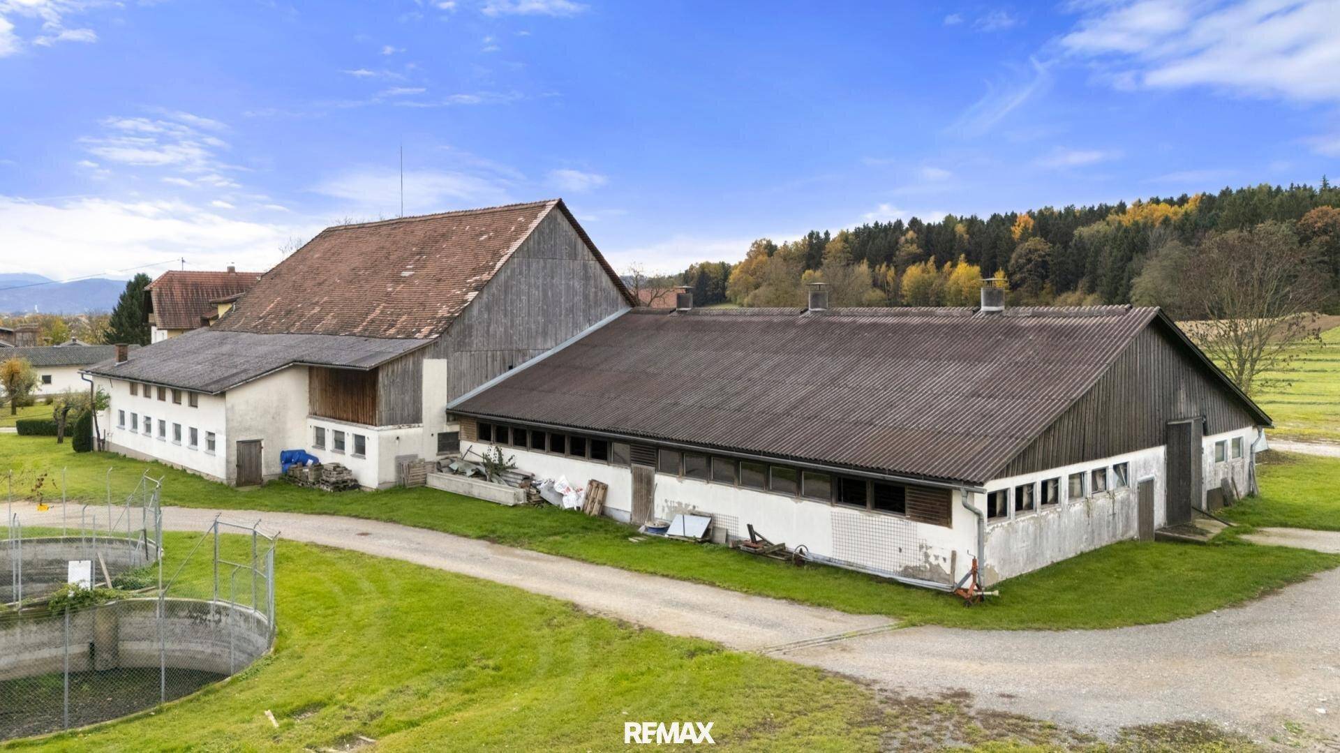 Weitläufiger Gebäudekomplex im ländlichen Stil mit mehreren Wirtschaftsgebäuden und einem großen Hofbereich.