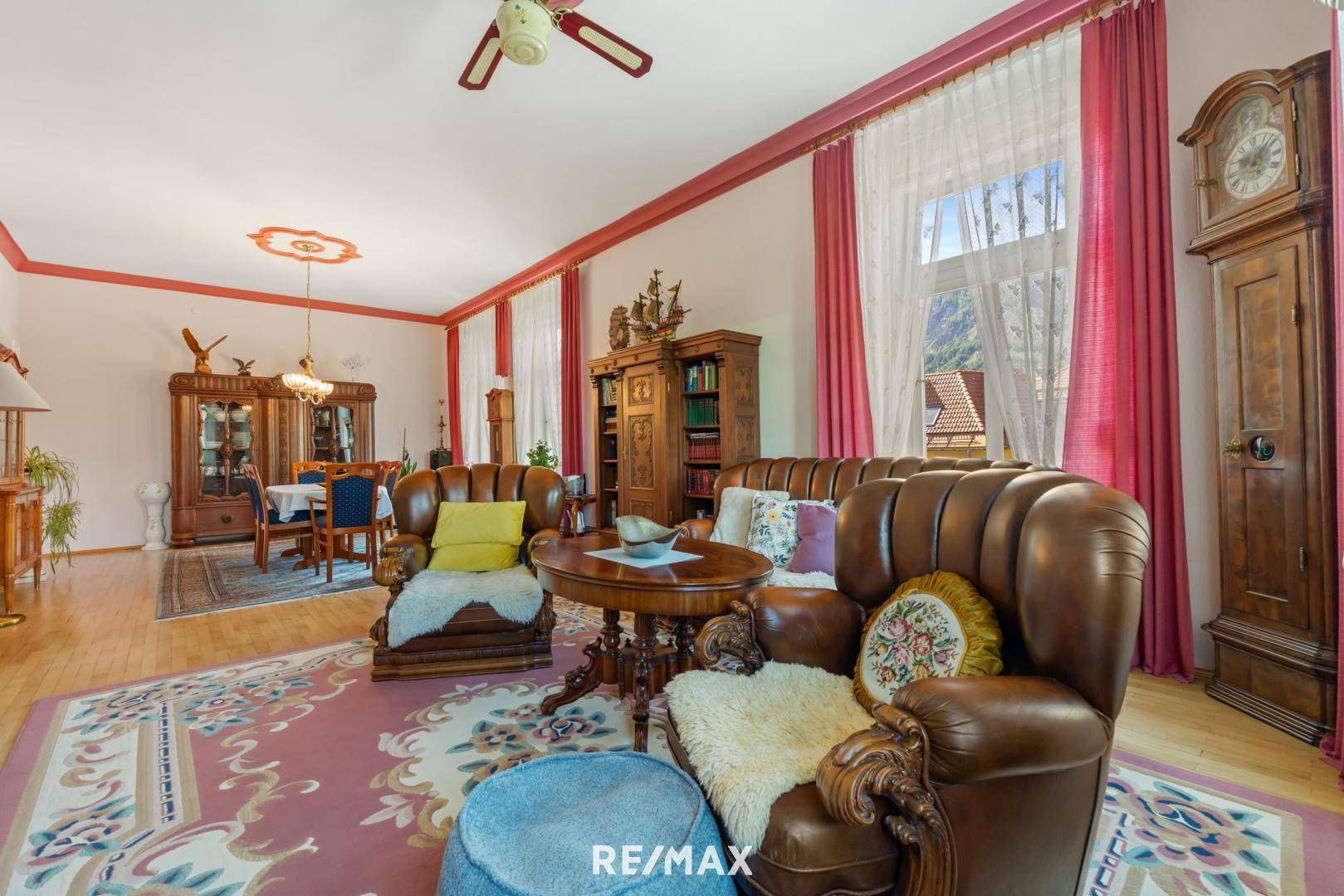 Gemütlicher Wohnbereich mit Ledersesseln, Teppich und Blick in den angrenzenden Essbereich.