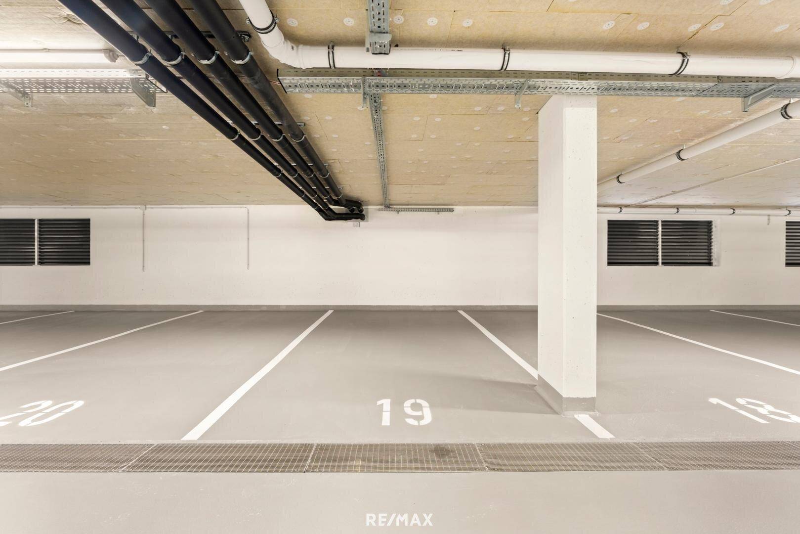 Tiefgaragenstellplatz mit klar markierten Parkflächen und guter Beleuchtung.