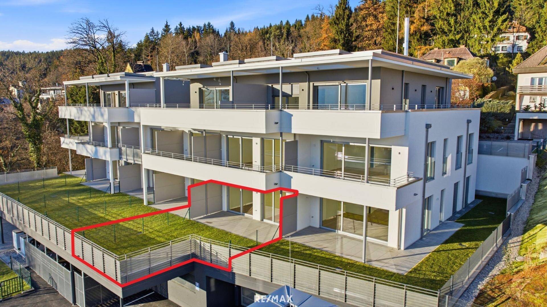 Moderne Wohnanlage mit Terrassen und Gärten, eingebettet in eine grüne Umgebung.