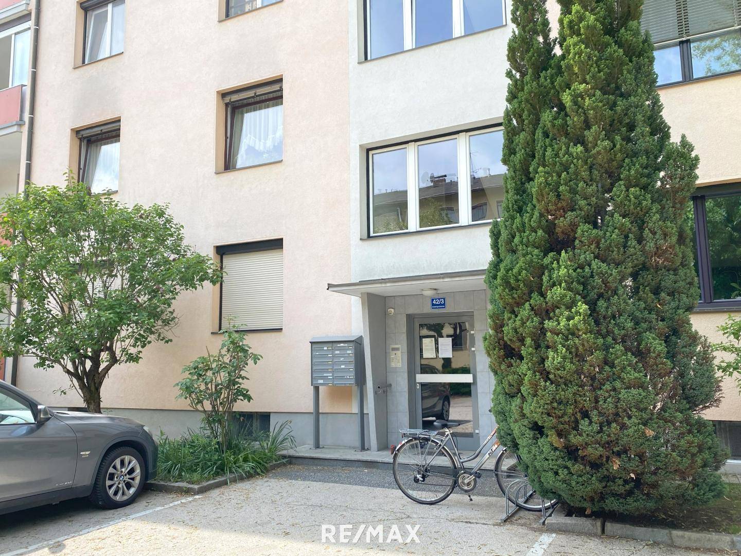 Eingangsbereich eines Mehrfamilienhauses mit Briefkästen und Fahrradabstellplatz.