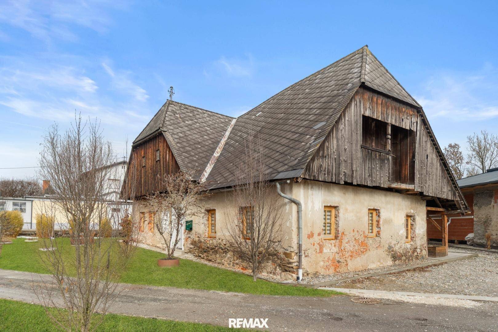 Altes Bauernhaus mit traditioneller Architektur, Holzelementen und großem Grundstück.