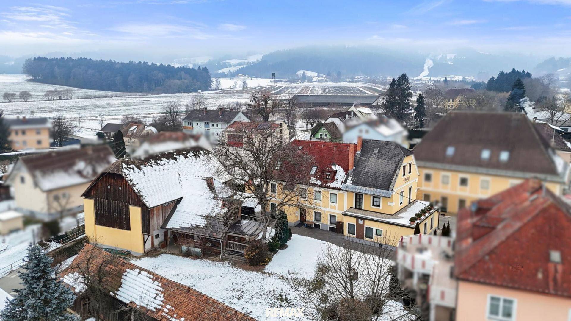 Luftaufnahme des Anwesens mit umliegender verschneiter Landschaft und ländlicher Umgebung.
