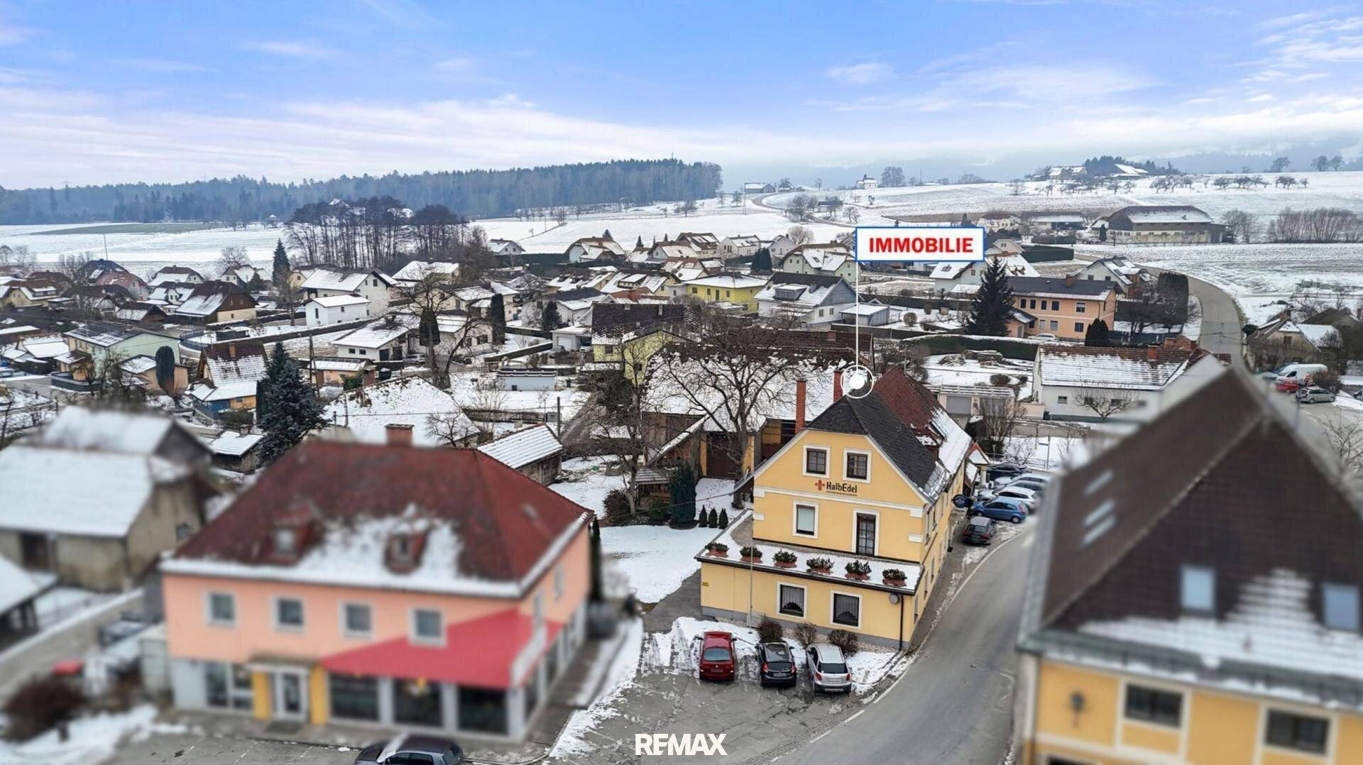 Luftaufnahme des Anwesens mit Markierung, umgeben von verschneiter ländlicher Landschaft.